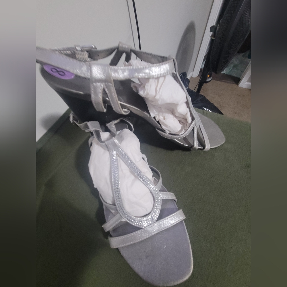 Bandolino Silver Sandals Modern Design